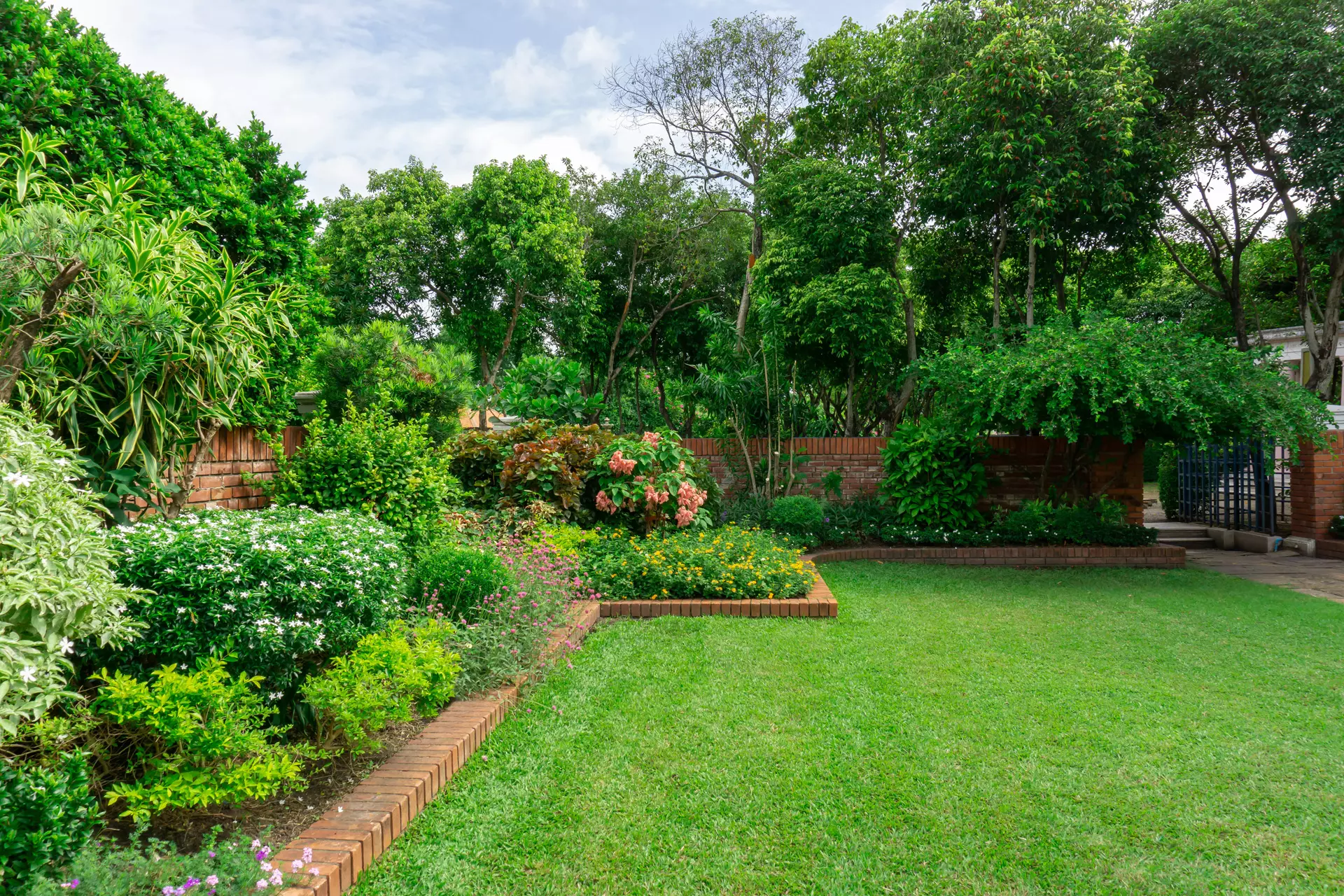 The Benefits of Regular Lawn Care Maintenance for a Healthy and Attractive Lawn